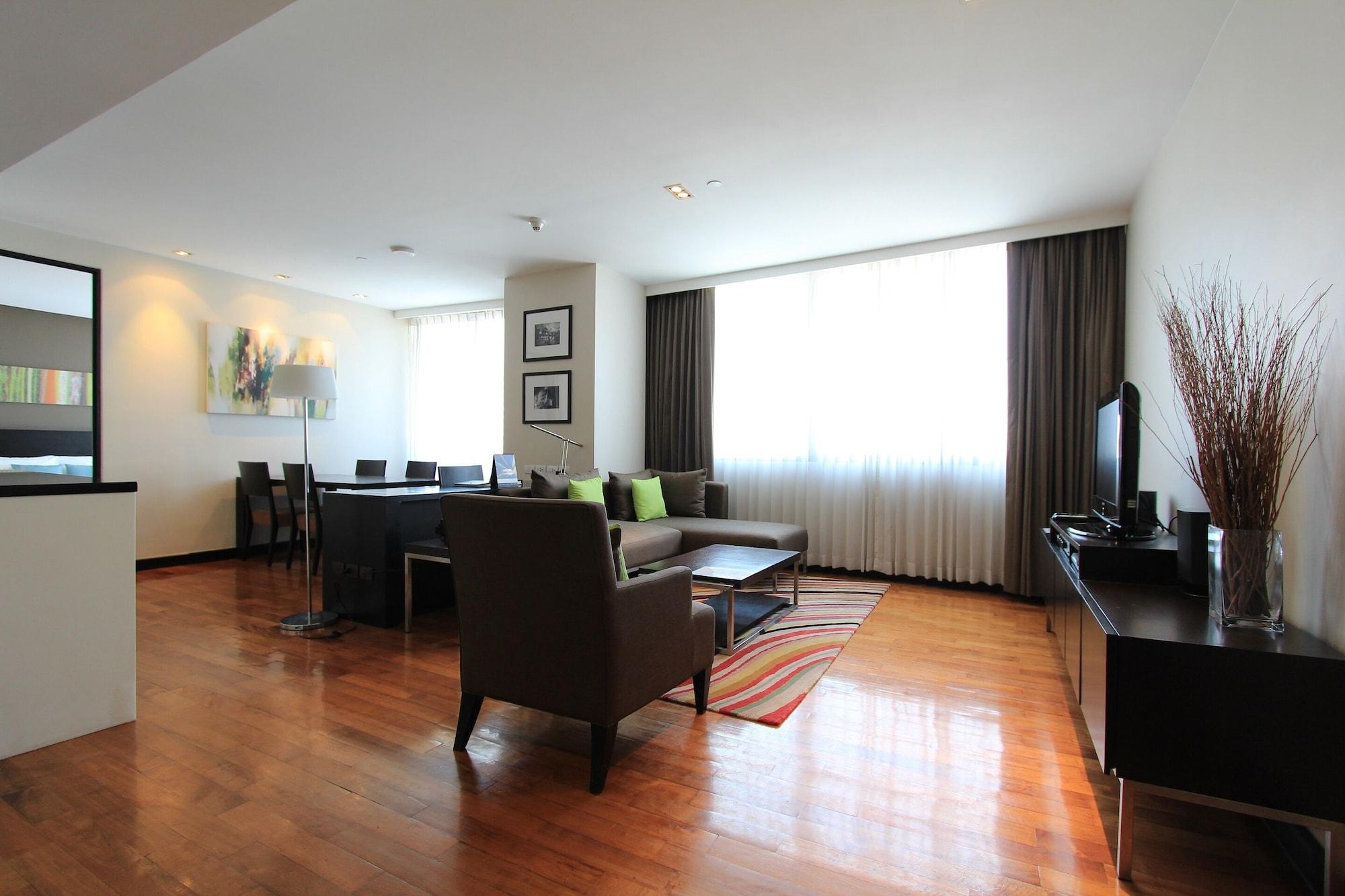 Fraser Suites Sukhumvit Bangkok Exterior foto A living room in a serviced apartment in Bangkok, Thailand