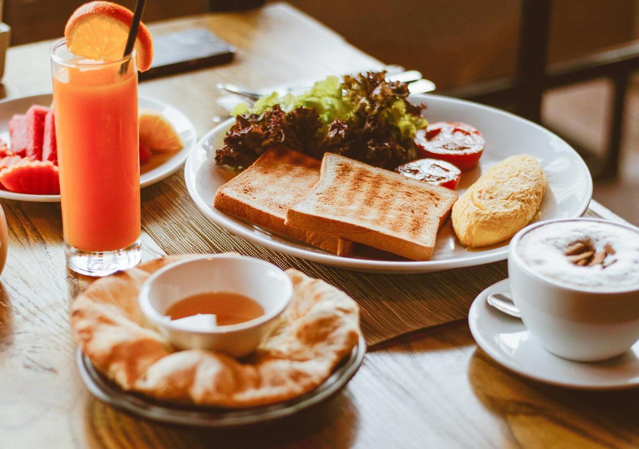 Fraser Suites Sukhumvit Bangkok Exterior foto A typical breakfast
