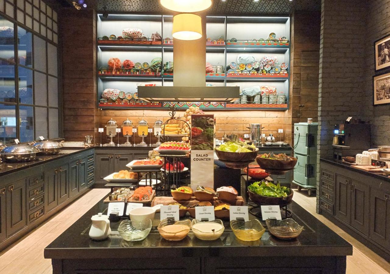 Fraser Suites Sukhumvit Bangkok Exterior foto A buffet at a hotel