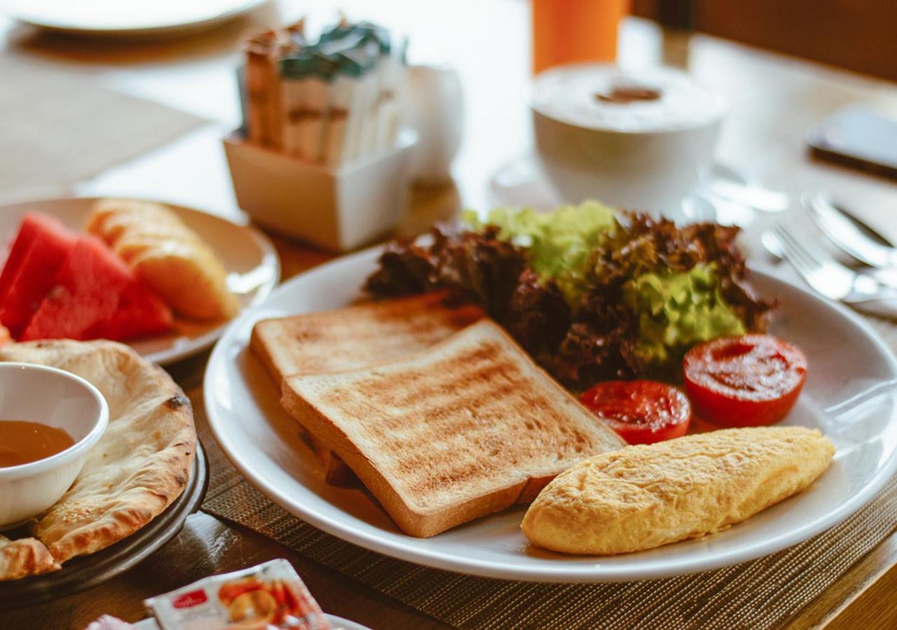 Fraser Suites Sukhumvit Bangkok Exterior foto A breakfast plate with toast, fruit, and salad