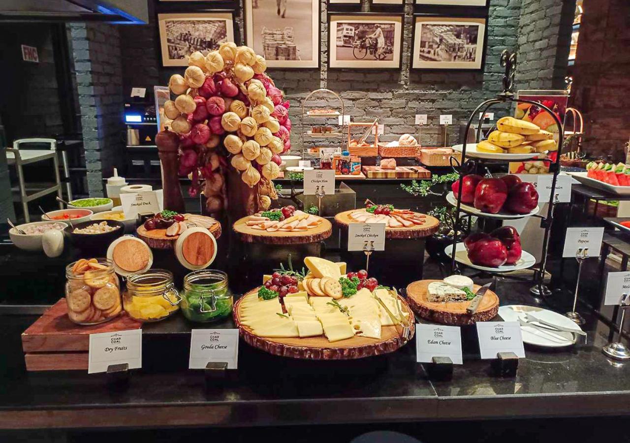 Fraser Suites Sukhumvit Bangkok Exterior foto A cheese platter