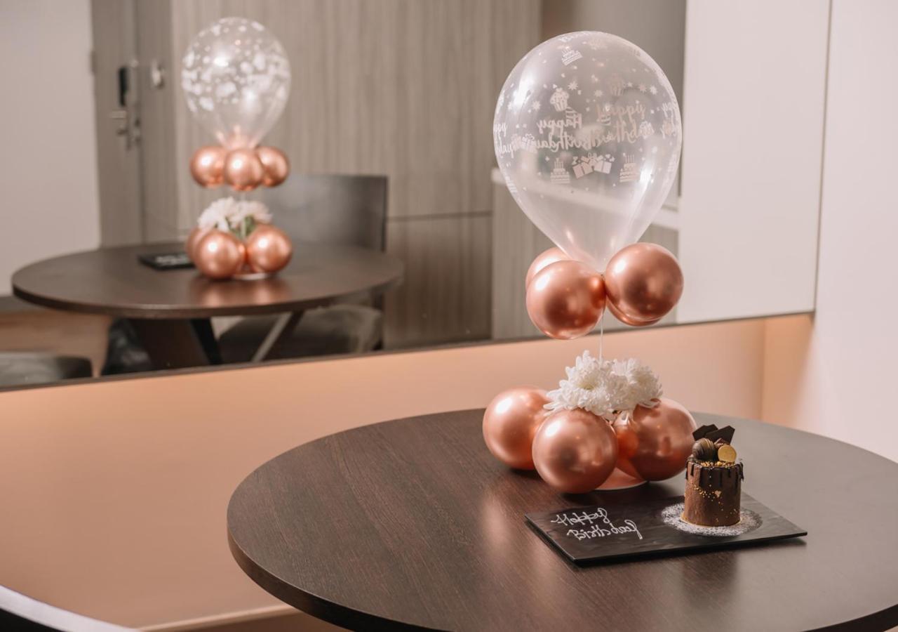 Fraser Suites Sukhumvit Bangkok Exterior foto A balloon centerpiece