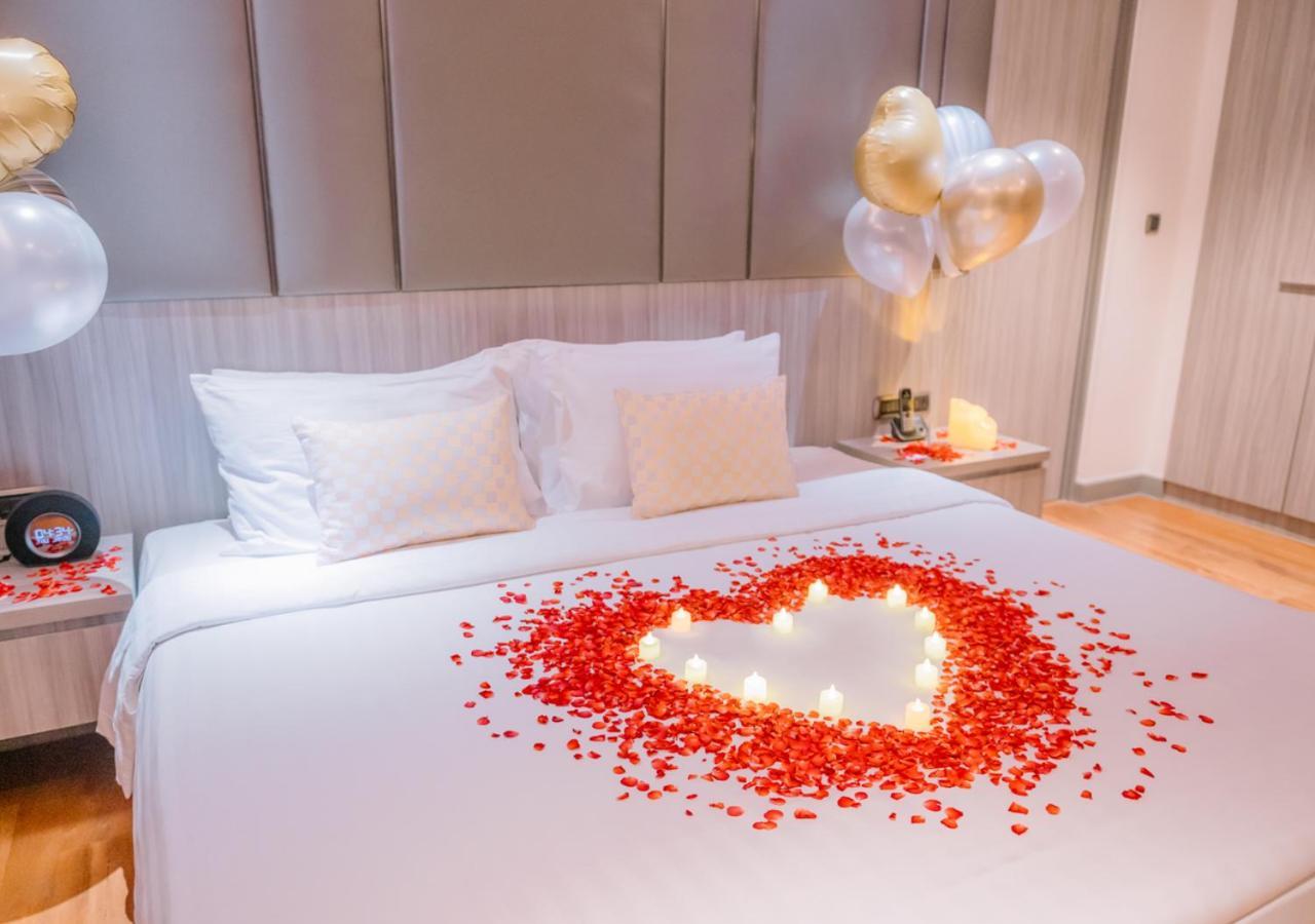 Fraser Suites Sukhumvit Bangkok Exterior foto A bedroom decorated for Valentine's Day