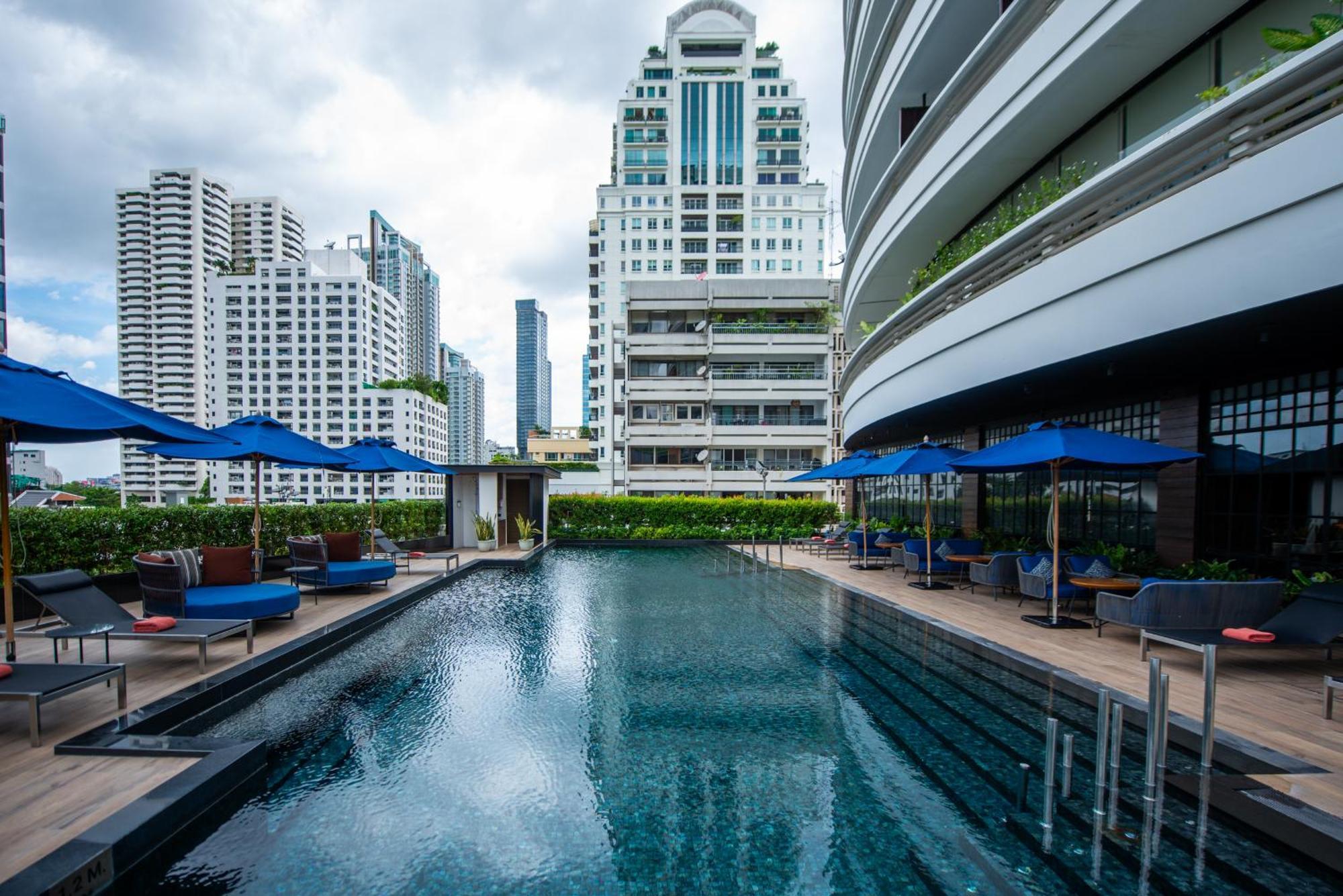 Fraser Suites Sukhumvit Bangkok Exterior foto The swimming pool at the hotel